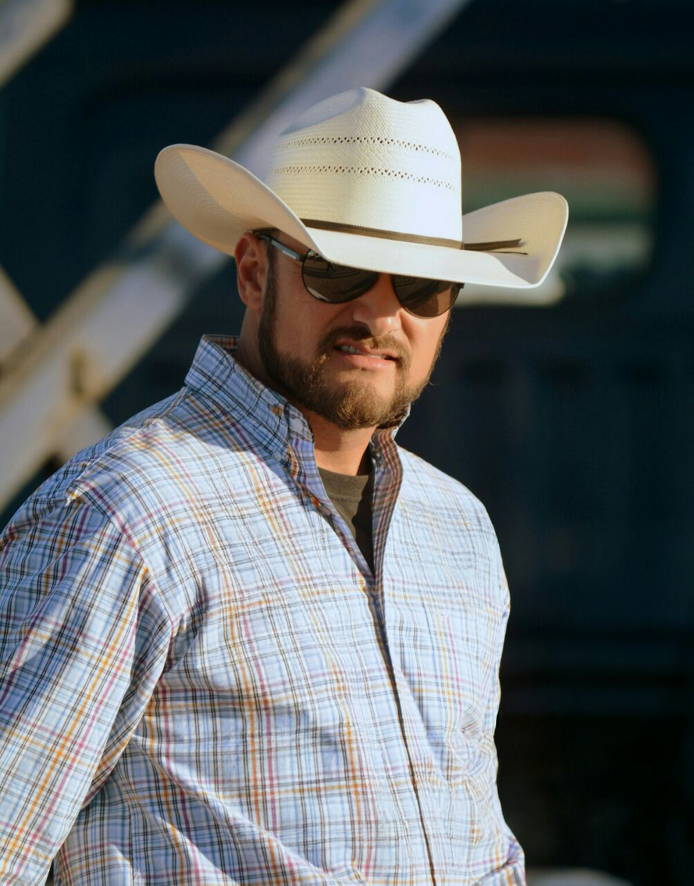 Aldo Garibay, coach de Team Roping, en una arena de rancho